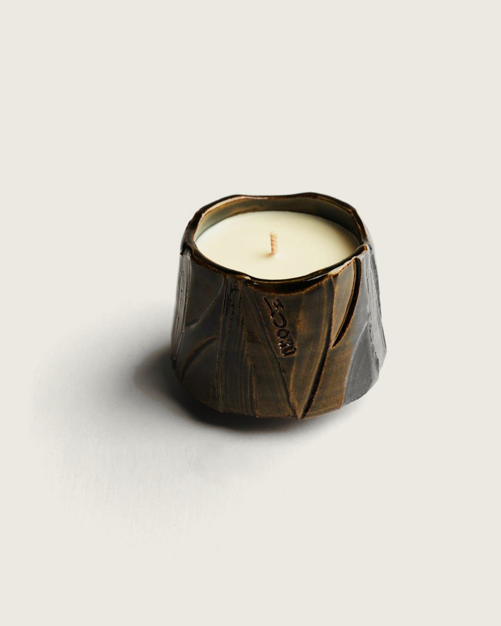 MOKUZAI candle by Mittsu Doru – hand-made dark glazed ceramic vessel, soy coconut beeswax candle