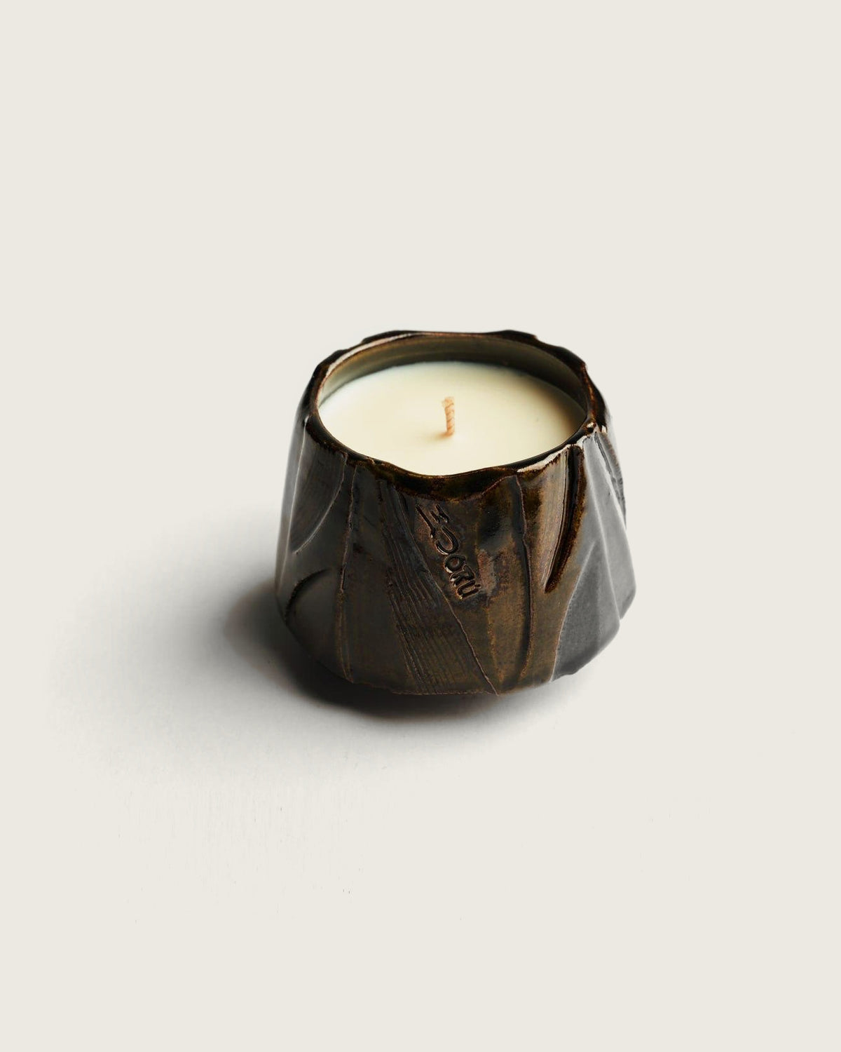 SHINSEN'NA candle by Mittsu Doru – hand-made dark glazed ceramic vessel, soy coconut beeswax candle