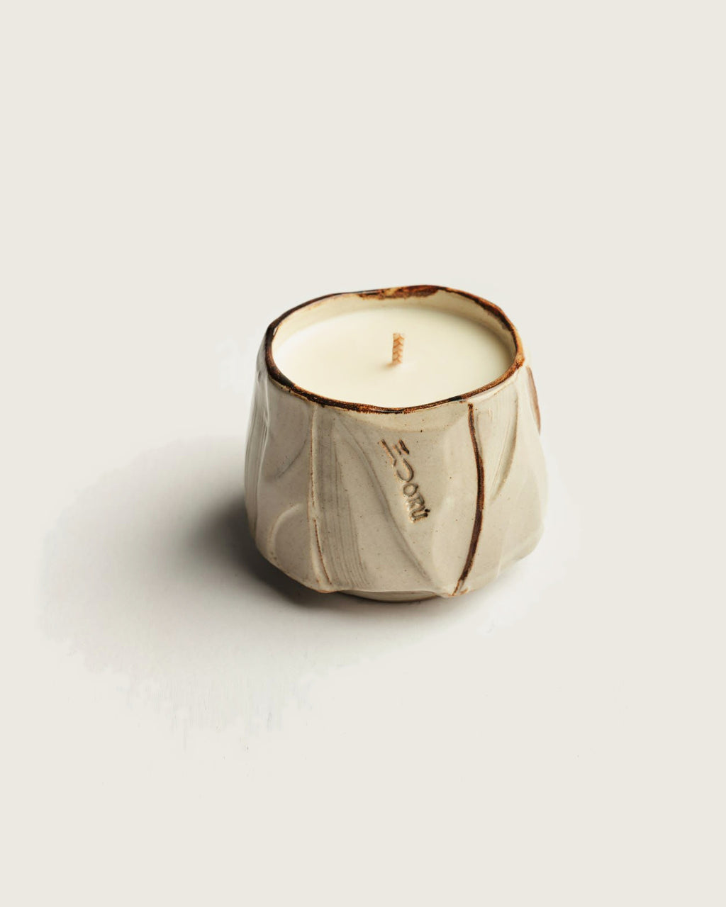 YUKI candle by Mittsu Doru – hand-made white ceramic vessel with brown rim, soy coconut beeswax candle