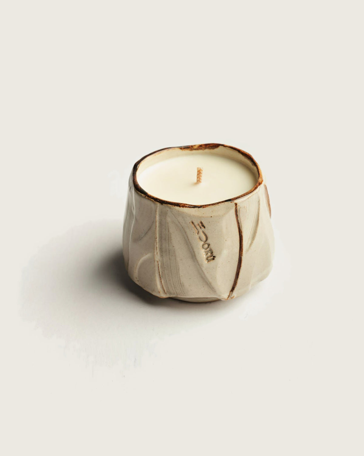 YUKI candle by Mittsu Doru – hand-made white ceramic vessel with brown rim, soy coconut beeswax candle